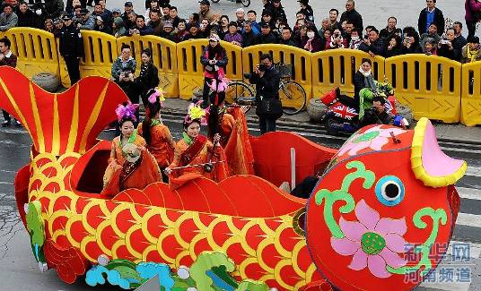 ”花車巡游”/